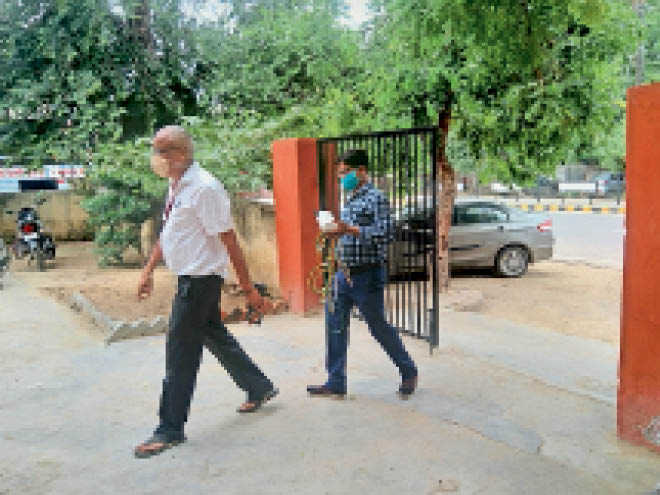 हाई वोल्टेज से कोविड लैब की फुंकी मशीनों की जांच के लिए जयपुर से पहुंचे इंजीनियर