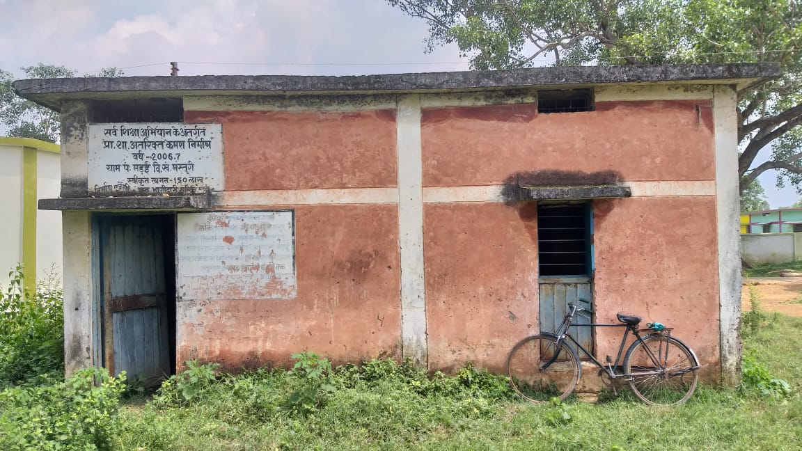 इस कमरे में रखा गया था मवेशियों को, आस-पास के कुछ गांवों में भी इसी तरह गायों को कैद करने की खबर है। अब ग्रामीणों को ऐसा करने से रोका जा रहा है।