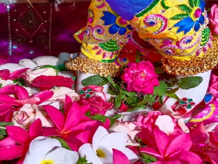 तस्वीर रायपुर की है। इस्कॉन मंदिर में जन्माष्टमी के मौके पर हर साल विशेष पूजा का आयोजन होता है।