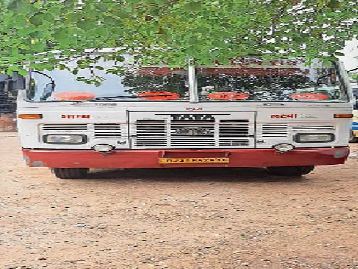 एक ही नंबर की दो बसें, एक ट्रैफिक पुलिस ने दूसरी मोबाइल मजिस्ट्रेट ने पकड़ी