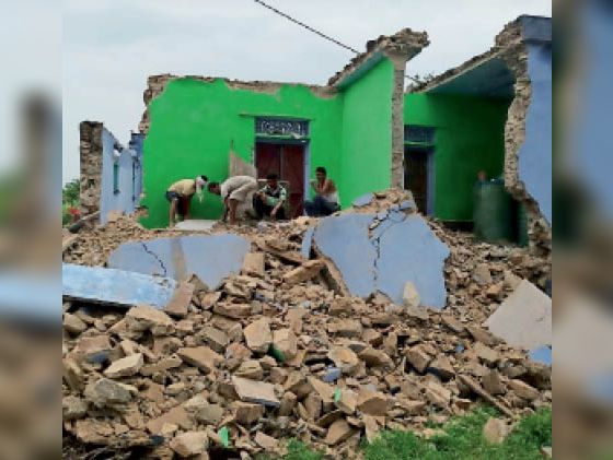 अलवर  रैणी: मकान गिरने से घरेलू सामान नष्ट