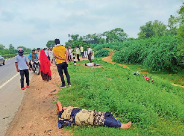 हाइवे पर कार ने बाइक को टक्कर मारी पत्नी की मौत, पति व साली गंभीर घायल