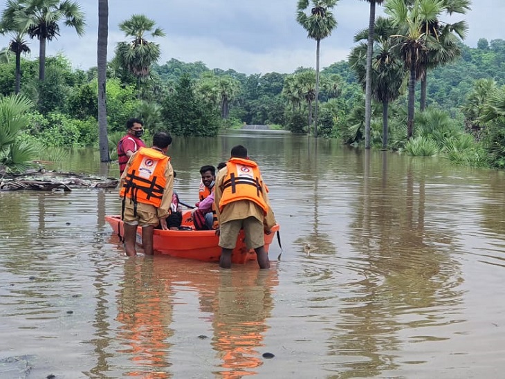 लोगों का रेस्क्यू किया जा रहा है। जो हिस्सा तस्वीर में है वहां गांव की सड़क और रास्ते थे, सब कुछ बाढ़ में डूब चुका है।
