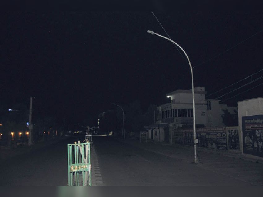 शहर में 6 किलाेमीटर तक सड़कों पर 300 से अधिक स्ट्रीट लाइटें बंद, कई दिनों  से परेशानी भुगत रहे लाेग | More than 300 street lights closed on roads up  to 6