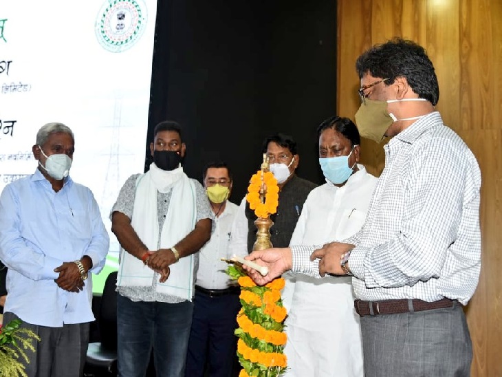 हेमंत सोरेन ने कहा कि हमारी सरकार इस बात के लिए प्रतिबद्ध है कि गांव-गांव बिजली पहुंचे। घर-घर रौशन हो, इसी संकल्प के साथ बिजली परियोजनाओं के काम की गति तेज की गई है।