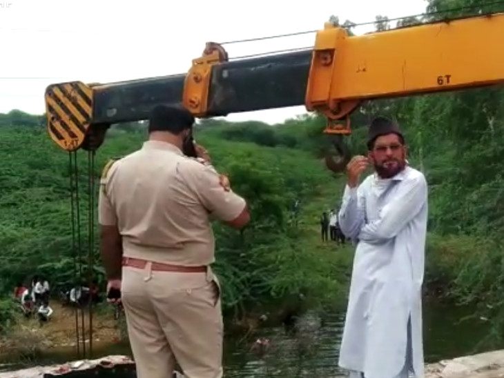 गाड़ी की तलाश के लिए मौके पर क्रेन भी मंगवाई गई।