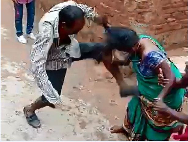 महिला को लात मारता हुआ, इस दौरान महिला की बेटी मां को छोड़ देने की गुहार लगाती रही।