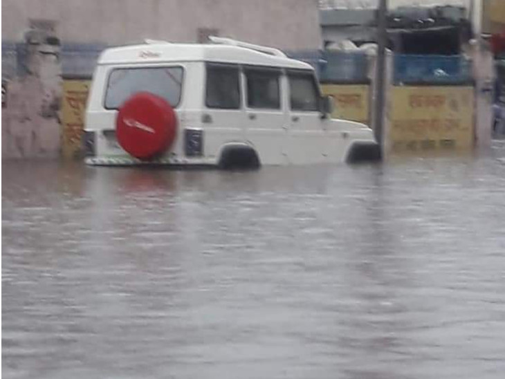 तारानगर में बाजारों व घरो में बारिश का पानी भर गया।