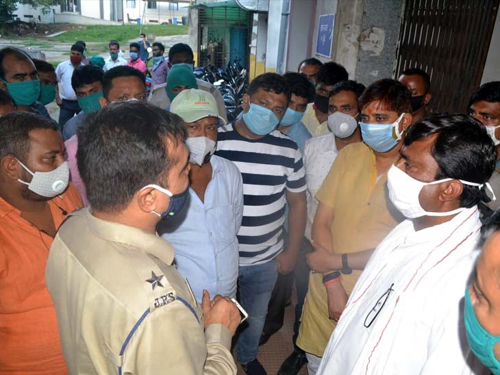 पुलिस से घटना की जानकारी लेते भाजपा विधायक राज सिन्हा।