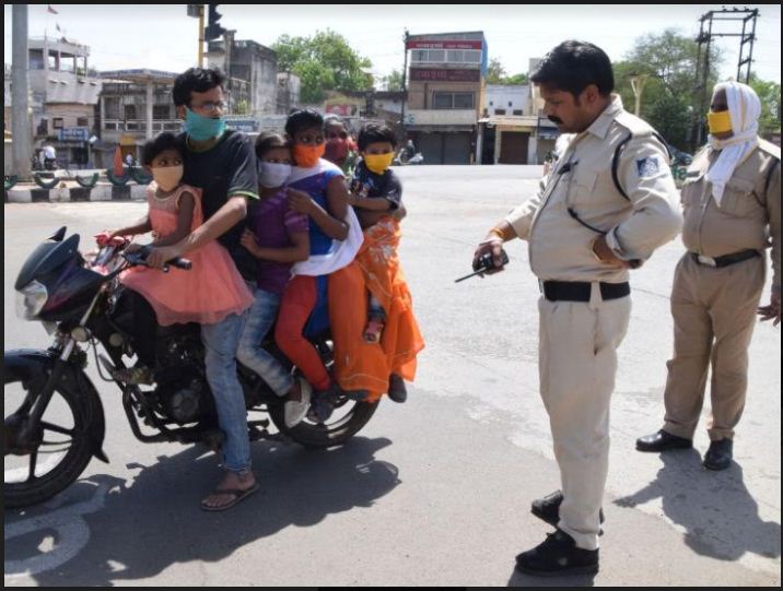 विदिशा में बसें नहीं चलने से लोग परिवार सहित इस तरह से कहीं आ जा रहे हैं।