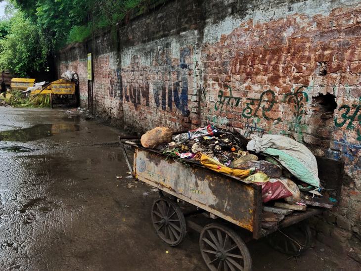 काछी मोहल्ला में गाड़ी में ही कचरा पड़ा रहा।