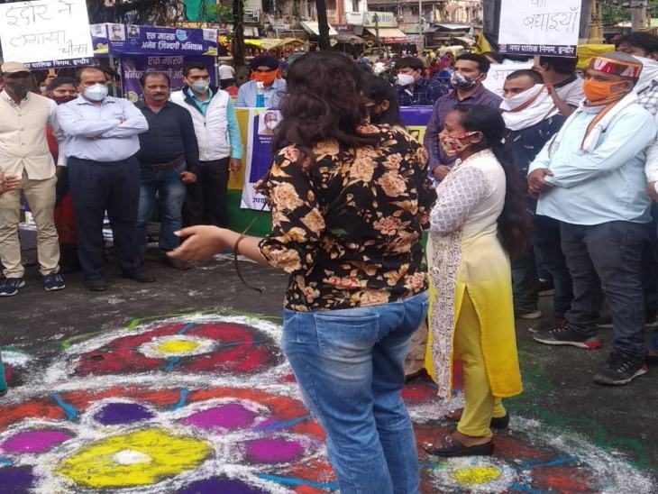 जश्न के बीच लोगों ने नुक्कड़ नाटक भी किया।
