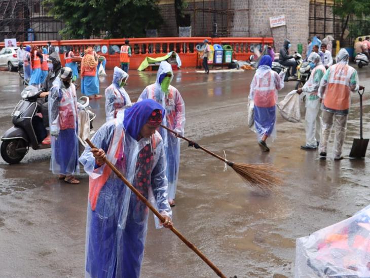 दोपहर में बारिश हुई, लेकिन निगमकर्मी अपने काम में लगे रहे।