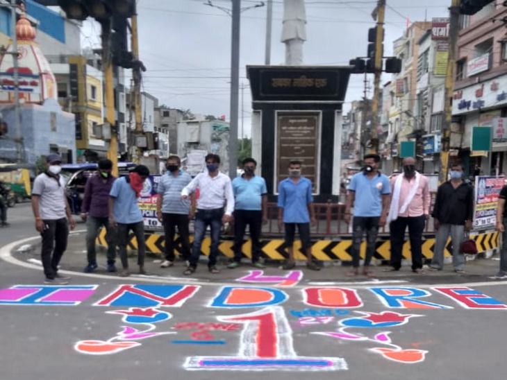 चौराहे पर दिखा जश्न का नजारा।