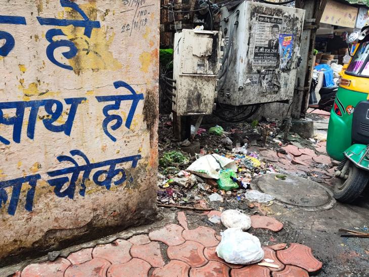सबसे व्यस्ततम क्षेत्र जवाहर मार्ग में भी सफाई में कमी दिखी।