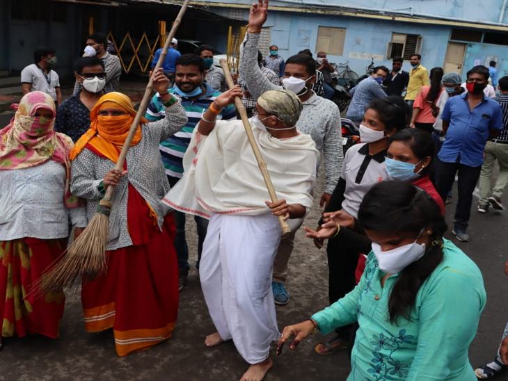 गांधी जी बना युवक भी निगमकर्मियों के साथ जमकर थिरका।