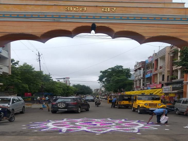 सड़क पर बनाई रंगोली।