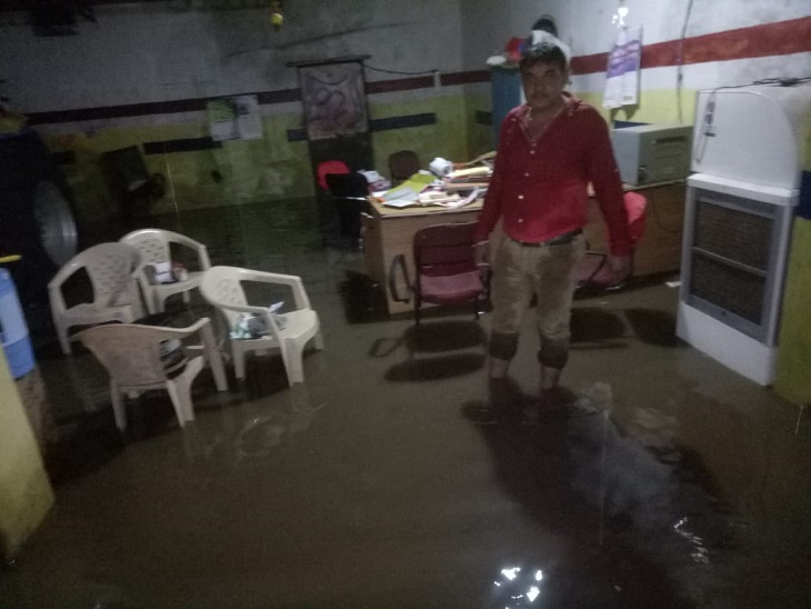 तस्वीर नगर पालिका के दफ्तर की है। यहां के अधिकारियों की जवाबदारी है कि शहर में पानी जमा ना हो मगर खुद अपना दफ्तर ना बचा पाए।