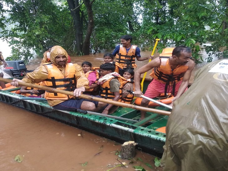 जिले में सुबह से शाम और रात तक इसी तरह से रेस्क्यू का काम जारी है।