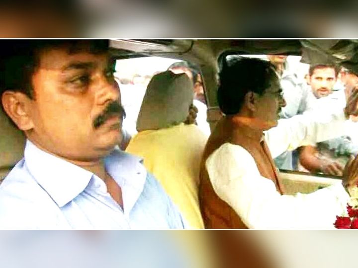 सोशल मीडिया पर राघवेंद्र तोमर की ये तस्वीर वायरल हो रही है, जिसमें वह 2012 में सीएम शिवराज सिंह चौहान को गाड़ी में घुमाते हुए देखे जा सकते हैं।