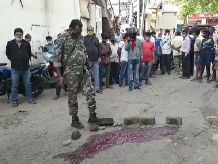 घटनास्थल पर जांच पड़ताल करती पुलिस।