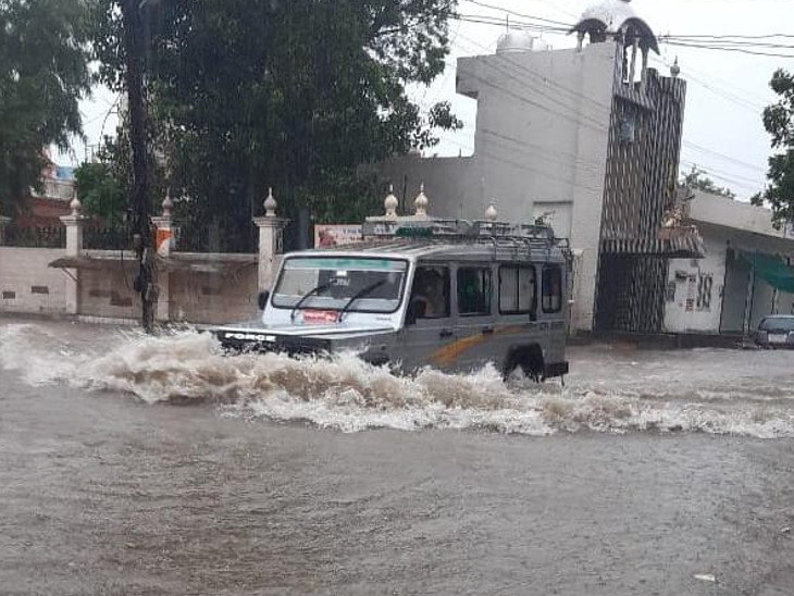 संगरिया में सड़कों पर भरा बारिश का पानी।