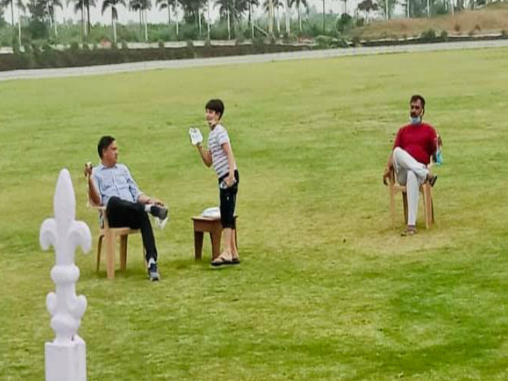 बिल्डर तोमर और मंत्री अरविंद सिंह भदौरिया के संबंध में चर्चा में हैं। भदौरिया तोमर को अपना छोटा भाई मानते हैं।