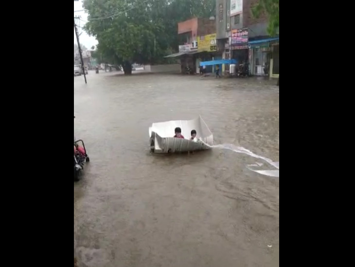 हनुमानगढ़ में बारिश के दौरान ऐसे नजारे दखेन को भी मिले।