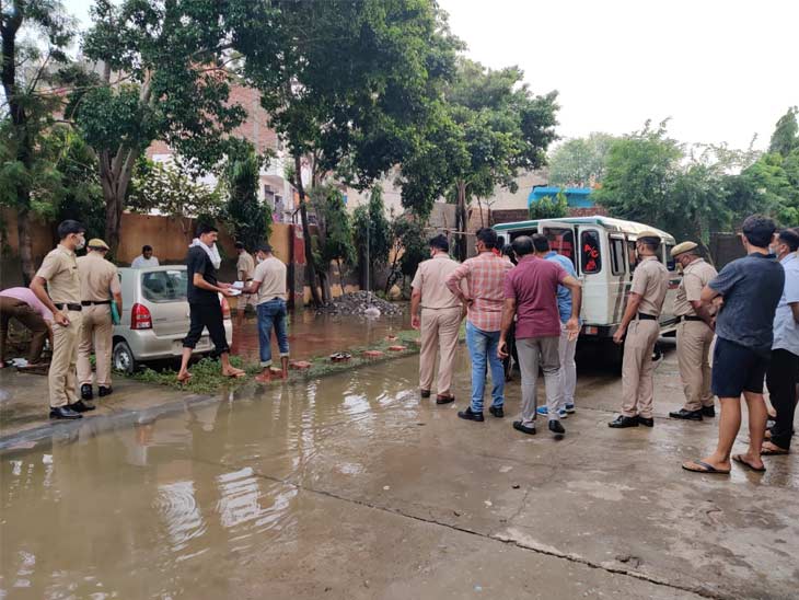 तिहरे हत्याकांड के बाद पुलिस भी सहमी हुई है।