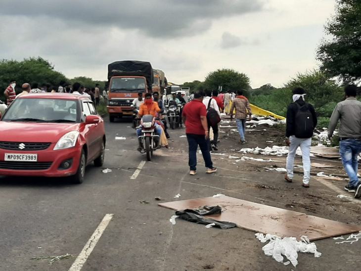 लोगों ने घायल हेल्पर को तत्काल निजी वाहन से अस्पताल भिजवाया।