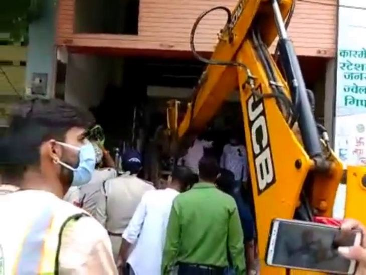 नाले की जमीन पर दुकान बनाकर किराए से दे दी थी।