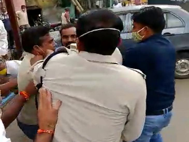 मकान टूटता देख युवक ने पुलिस से भी हुज्जत की।