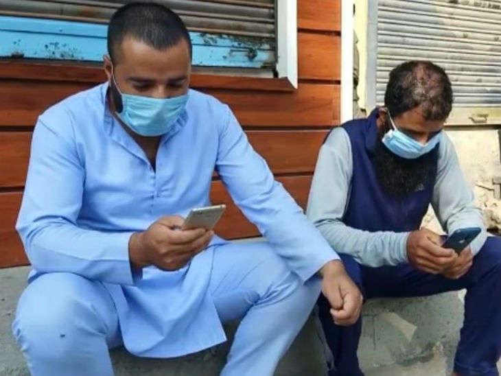 10 अगस्त को विशेष कमेटी की एक बैठक हुई थी और इसमें सुरक्षा के हालात को ध्यान में रखते हुए हाईस्पीड इंटरनेट सर्विस शुरू करने के विकल्पों पर चर्चा की गई थी।