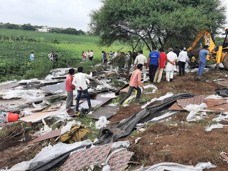 सड़क किनारे बिखरी प्लायवुड।