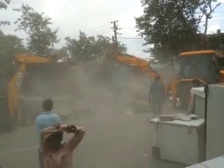 दो जेसीबी मशीन की मदद से अतिक्रमण को तोड़ा गया।