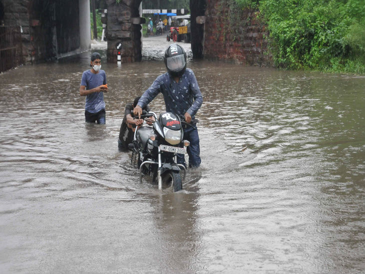 हबीबगंज अंडरब्रिज के बुरे हाल।