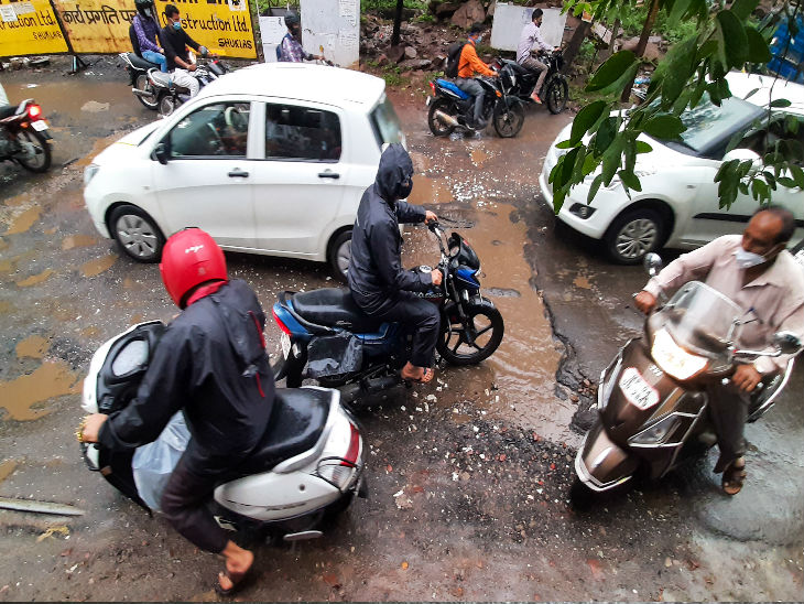 बुलेवर्ड स्ट्रीट की सड़क में तेज बारिश में गड्ढे दिखने लगे। यहां पर वाहन निकालने में बुरे हाल हो रहे थे।