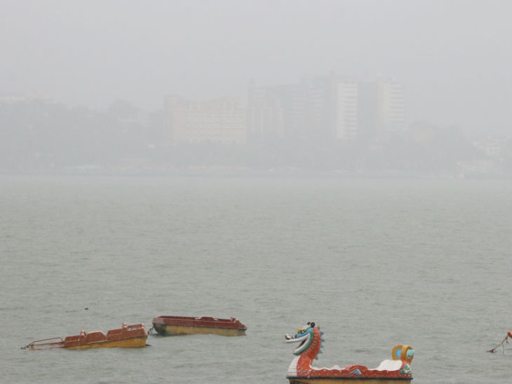 दोपहर में 1:30 बजे हुई तेज बारिश में बोट क्लब से वीआईपी रोड का दृश्य।
