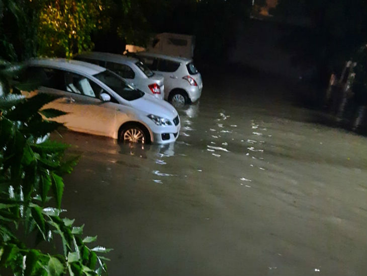 एमरॉल्ड पार्क सिटी में बारिश का पानी भरा।