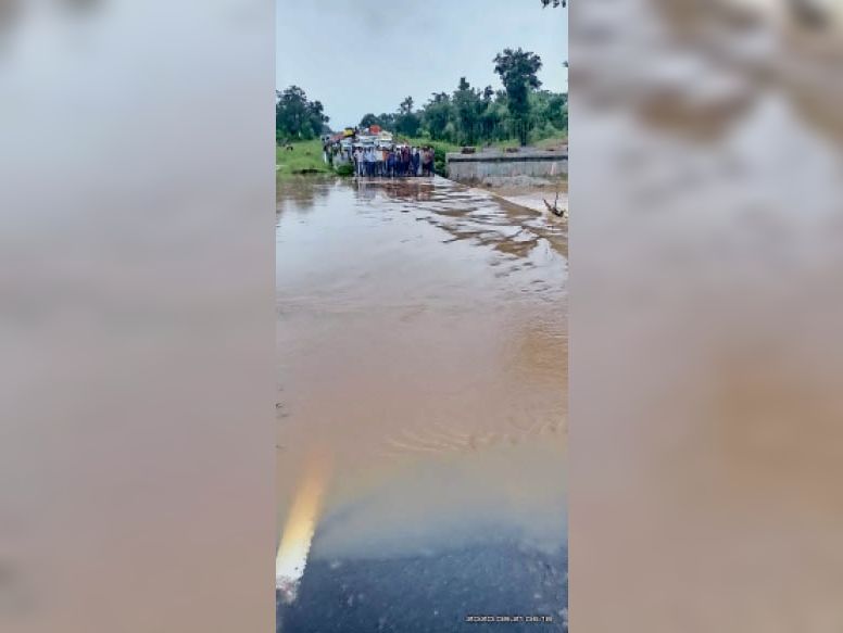 बारिश से हाईवे पर भौंरा नदी में बाढ़।