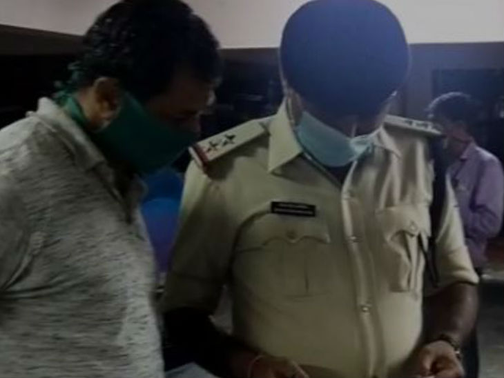 घटनास्थल पर छानबीन में जुटी पुलिस।