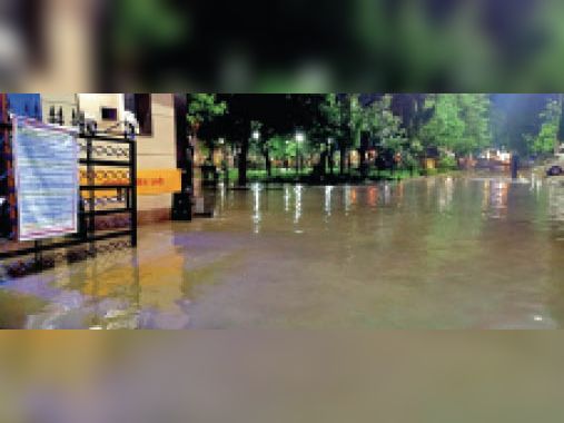 डीआईजी ऑफिस परिसर में मुख्य द्वार पर आधा फीट से ज्यादा पानी भराया।