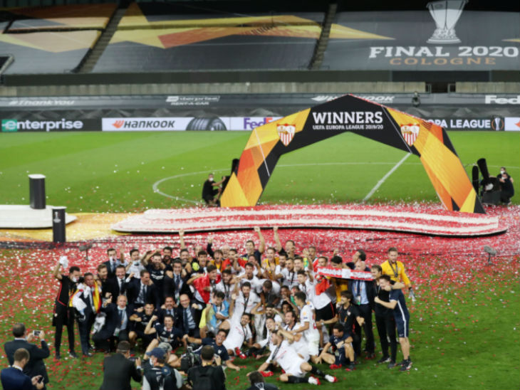 सेविला टीम ने कोरोना के कारण खाली स्टेडियम में जश्न मनाया।