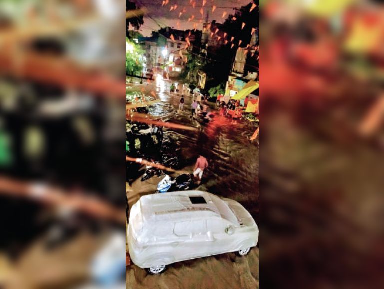 चंद्रभागा में नाला, सड़क एक हुए।