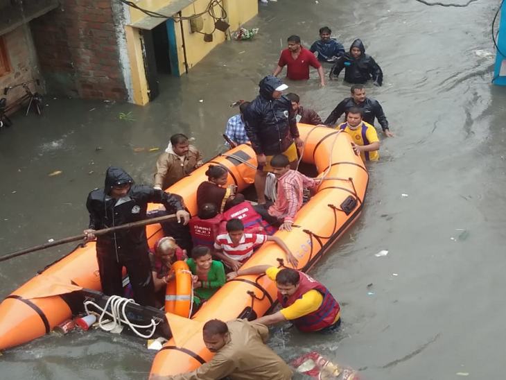 सिकंदराबाद कॉलोनी में पानी भरने पर लाेगों को नाव से रेस्क्यू किया गया।