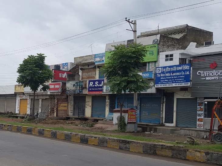 यमुनानगर में शनिवार को बंद दुकानें।