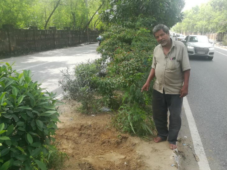 सड़क का वो हिस्सा जहां गड्ढा खुदा है। राजेंद्र यहां अक्सर आते रहते हैं। उन्होंने बताया कि कल शाम तक यहां कोई गड्ढा नहीं था।