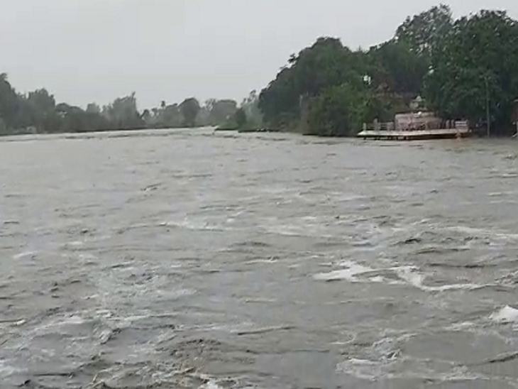 शिप्रा का पानी निचली बस्तियों में पहुंच गया है।