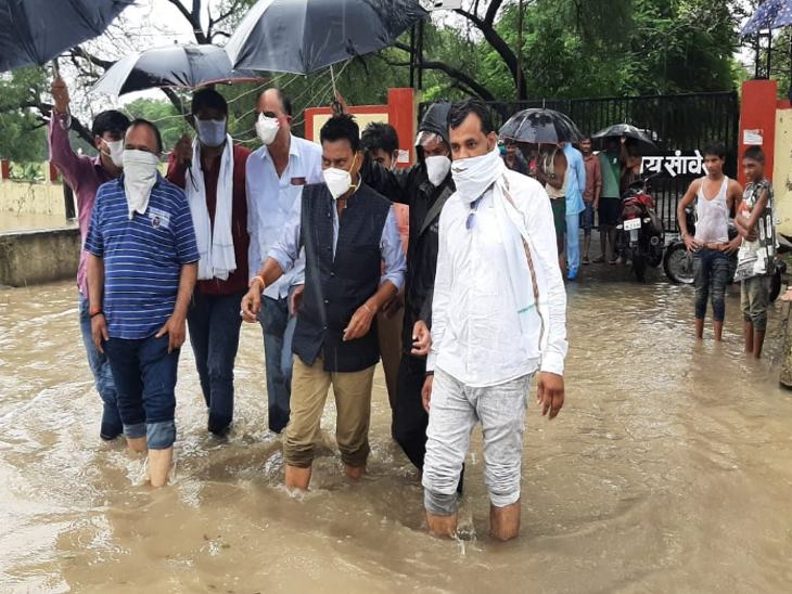 मंत्री सिलावट ने घुटने भर पानी में चलकर क्षेत्र का दौरा किया।