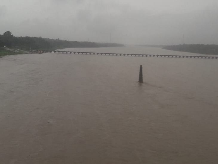 नर्मदा का जलस्तर बढ़ने से घाट जलमग्न हाे गए।